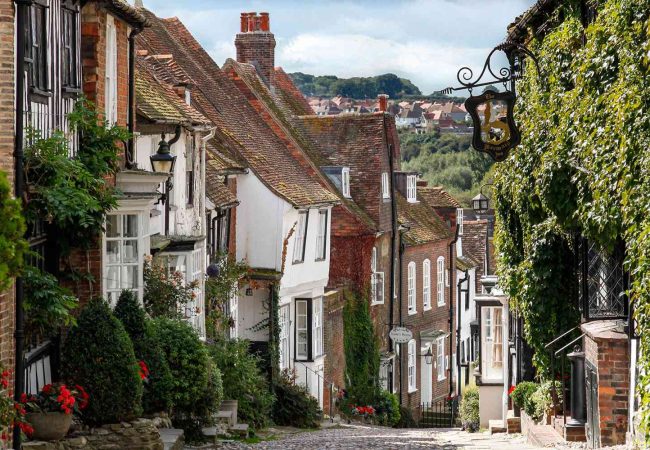 UK Lifestyle in London vs Small Towns: The Real Difference